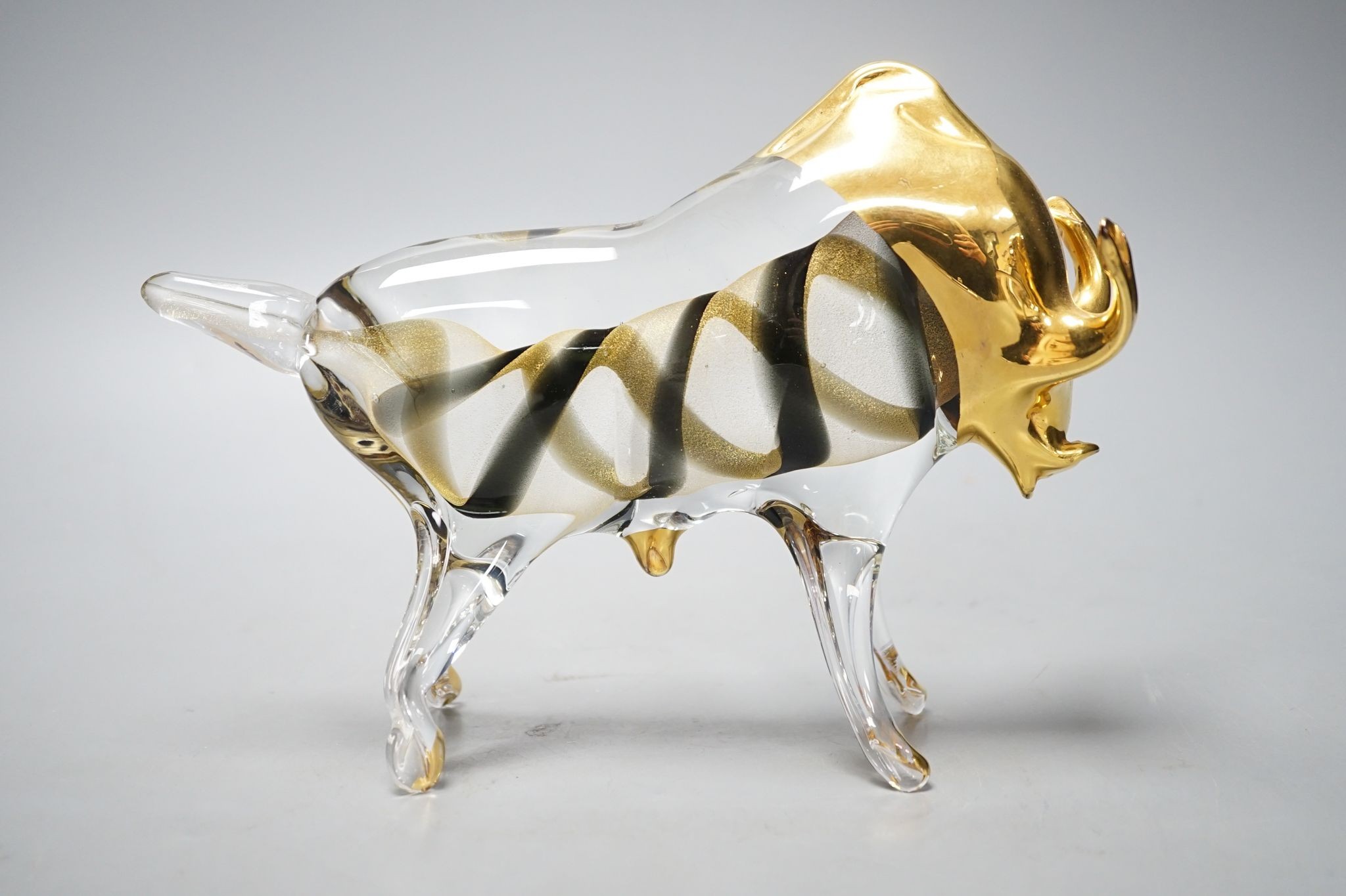 A Murano glass model of a bull, 17.5 cms high x 23 cms wide